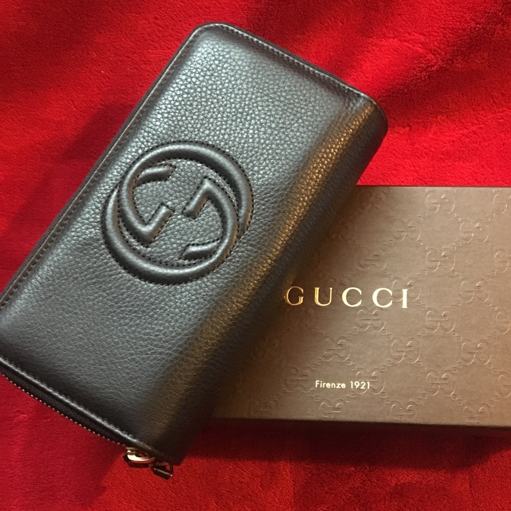Gucci Soho embossed double G, double zip wallet.